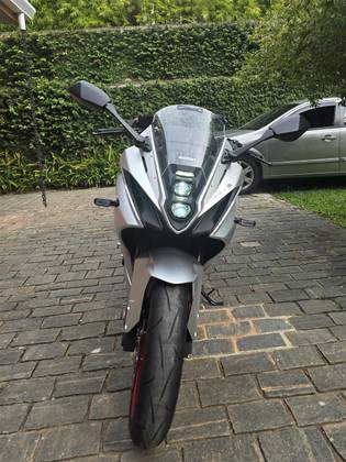 SUZUKI GSX-8R 
